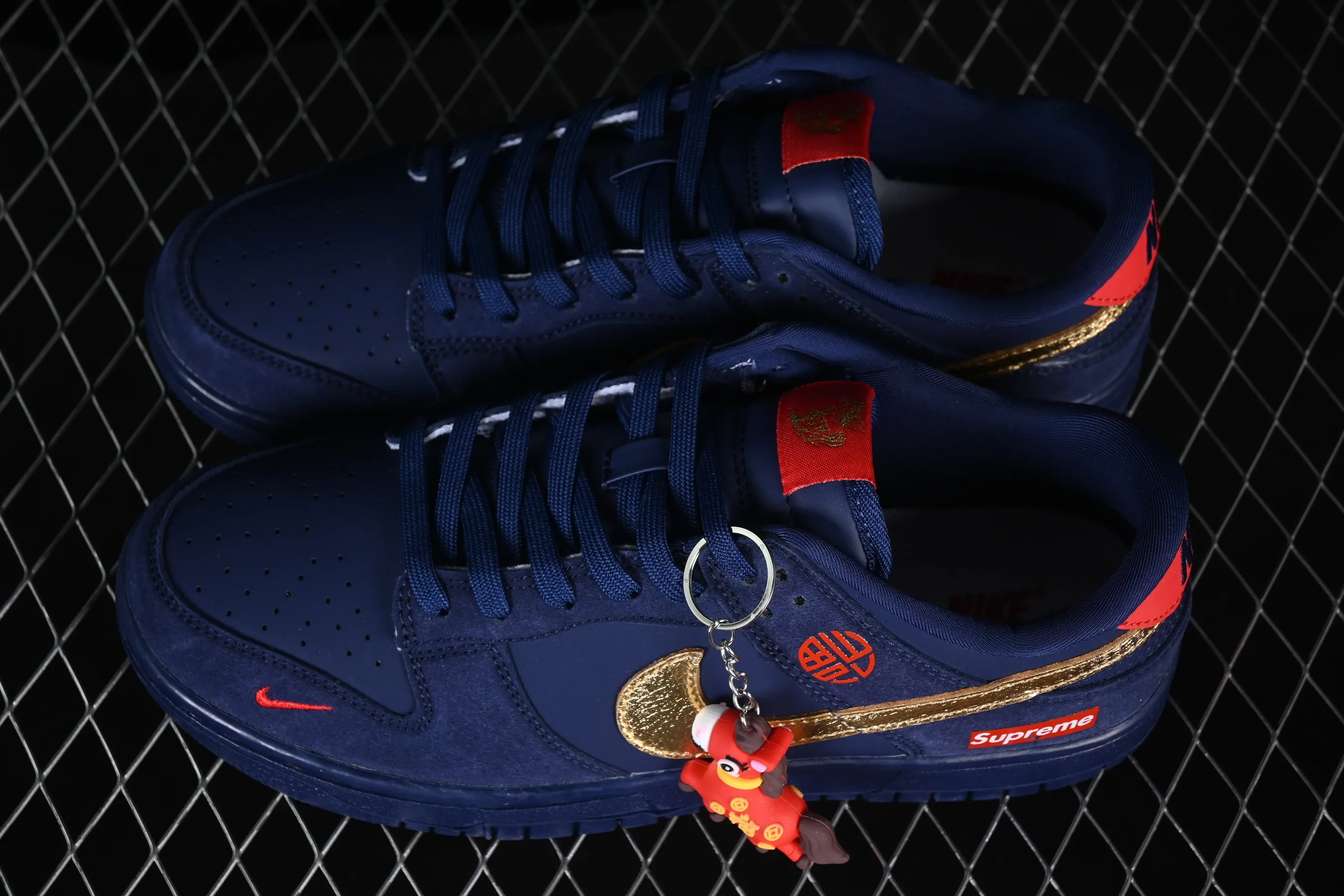 All categories Nk SB Dunk Series Nk SB Dunk Low High-end customized low-top sneakers Nike SB Dunk Low Year of the Horse limited edition Navy blue gilt High-end private customization low-top casual sneakers NH0601-486